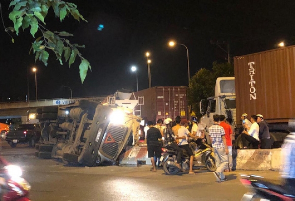 TP HCM: Xe container lật như phim ở v&ograve;ng xoay Ph&uacute; Hữu