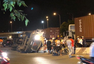 TP HCM: Xe container lật như phim ở v&ograve;ng xoay Ph&uacute; Hữu