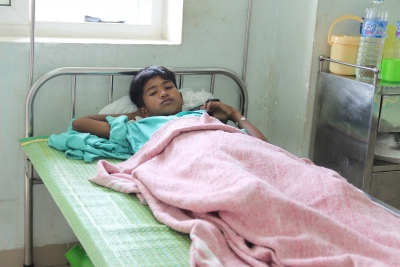 Đi đ&aacute;nh c&aacute;, một học sinh bất ngờ bị mũi sắt găm v&agrave;o ngực