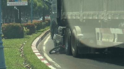 Chồng ôm thi thể vợ khóc ngất giữa đường