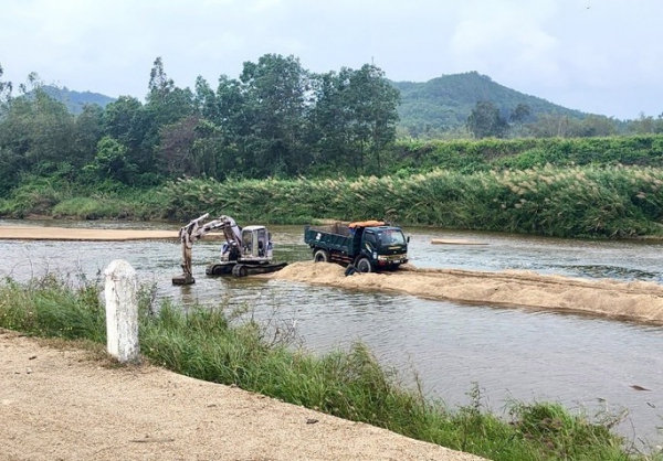Bất ngờ với kết luận nguyên nhân sạt lở bờ sông là do… người dân nuôi vịt