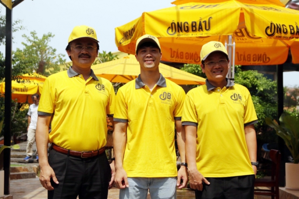 C&ocirc;ng Phượng t&aacute;i ngộ Anh Đức khi c&ugrave;ng bầu Thắng đi B&igrave;nh Dương khai trương c&agrave; ph&ecirc;