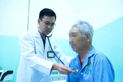 Người đàn ông 7 tháng ngủ ngồi