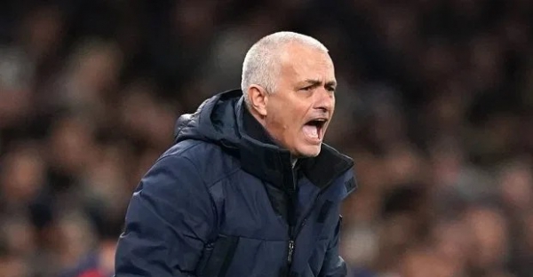 Mourinho mỉa mai Ngoại hạng Anh: 'Ở nh&agrave; m&agrave; xem Bundesliga'