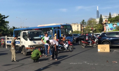Xe kh&aacute;ch c&aacute;n chết người phụ nữ b&aacute;n v&eacute; số ở trung t&acirc;m TP HCM