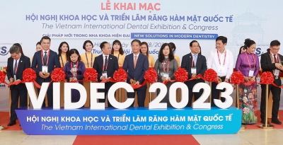 Nhiều người nước ngoài đến Việt Nam chữa bệnh răng miệng