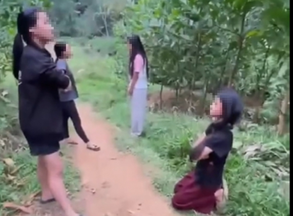 X&ocirc;n xao clip nh&oacute;m nữ sinh h&agrave;nh hung 2 em nhỏ, bắt quỳ gối