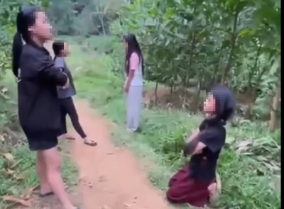 Xôn xao clip nhóm nữ sinh hành hung 2 em nhỏ, bắt quỳ gối