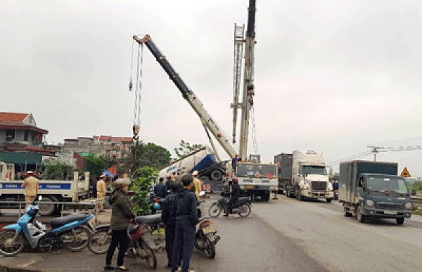 Sau khi c&aacute;n chết người phụ nữ, xe bồn lao xuống k&ecirc;nh l&agrave;m t&agrave;i xế trọng thương