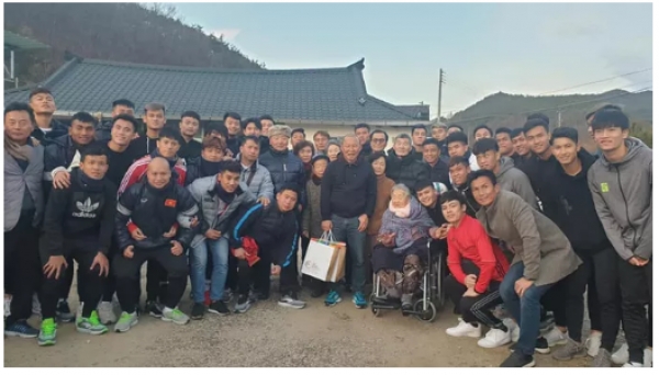 U23 Việt Nam thăm nh&agrave; HLV Park Hang-seo, cả khu phố th&agrave;nh địa điểm du lịch