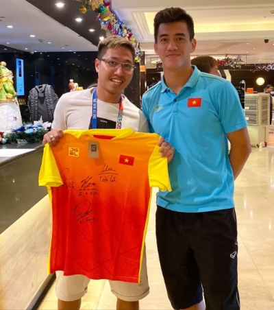 Một ng&agrave;y sau trận b&aacute;n kết, Tiến Linh b&aacute;o tin vui về chấn thương