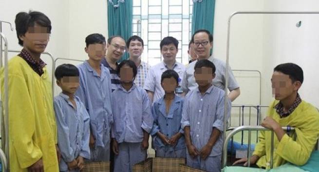 Hi hữu 3 anh em ruột c&ugrave;ng mang bộ phận sinh dục bất thường
