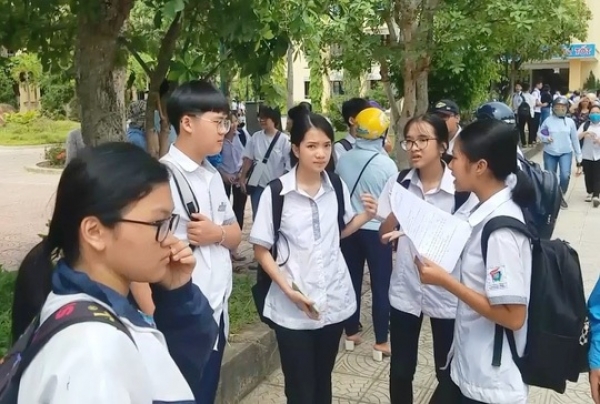Quảng Bình: Thí sinh quỳ gối khóc tại trường vì không biết thi lại môn Văn