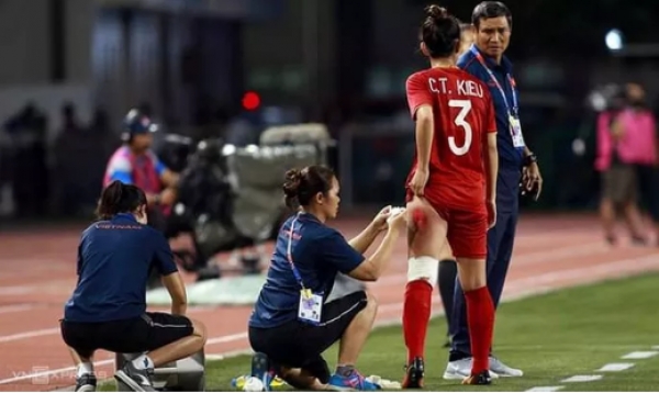 Gia đ&igrave;nh trung vệ Chương Thị Kiều được tặng gạo ngon miễn ph&iacute; suốt năm