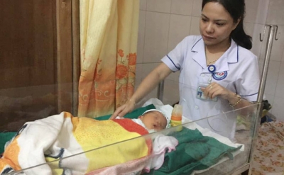 Thấy t&uacute;i du lịch để trước hi&ecirc;n nh&agrave;, mở ra t&aacute; hỏa thấy 1 b&eacute; trai