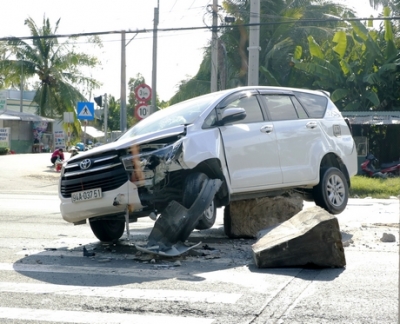 Xe tải t&ocirc;ng &ocirc; t&ocirc; 7 chỗ đang dừng đ&egrave;n đỏ