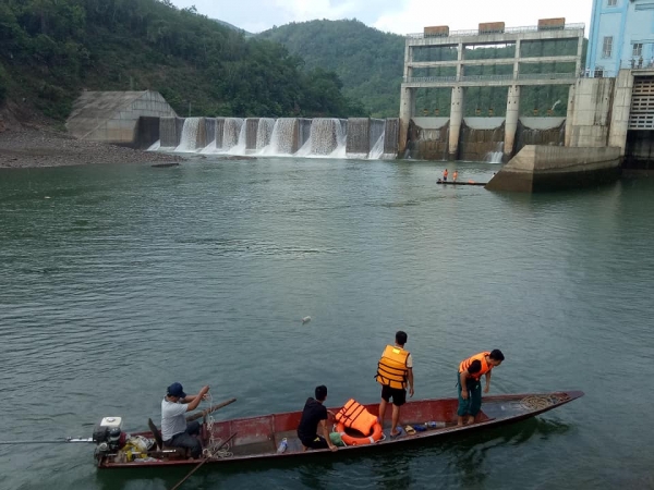 Xả cửa thủy điện ở Nghệ An, một người chết: L&atilde;nh đạo huyện n&oacute;i g&igrave;?