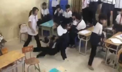 C&ocirc;ng an v&agrave;o cuộc vụ 6 nữ sinh h&agrave;nh hung bạn ngay trong lớp học