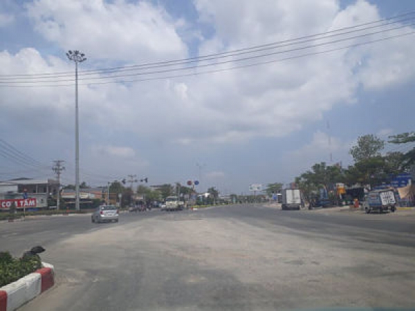 Nắng n&oacute;ng bao tr&ugrave;m Đ&ocirc;ng Nam Bộ, đường vắng giữa trưa