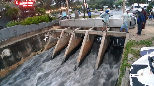 Đ&aacute;ng lo nước thải đổ ra b&atilde;i biển!