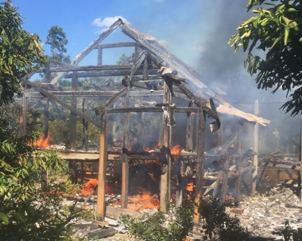 Chủ nh&agrave; qu&ecirc;n dập lửa, nh&agrave; gỗ v&agrave; t&agrave;i sản bị thi&ecirc;u rụi sau một giờ