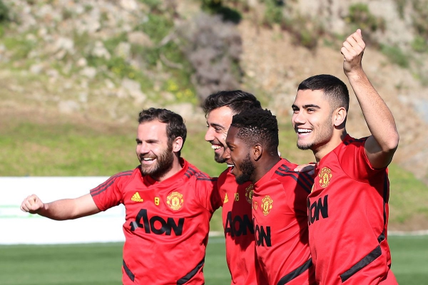 Premier League tiến th&ecirc;m một bước d&agrave;i tới ng&agrave;y trở lại