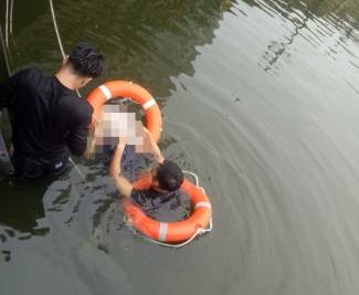 Uống rượu ng&atilde; xuống hồ s&acirc;u, người đ&agrave;n &ocirc;ng tử vong trước sự chứng kiến của nhiều người