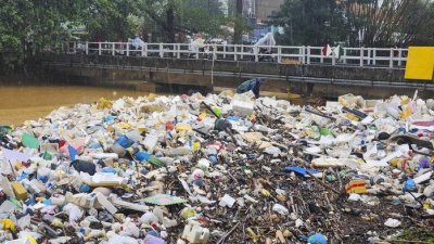 Rác chất đống sau lũ lịch sử, Chủ tịch TP Huế lên Facebook kêu gọi chung tay dọn dẹp