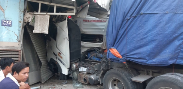 Xe container lao như "t&ecirc;n bắn" v&agrave;o nh&agrave; d&acirc;n, 6 người su&yacute;t chết