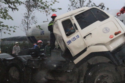 Xe đầu kéo tông xe tải dừng chờ đèn đỏ, 1 người chết