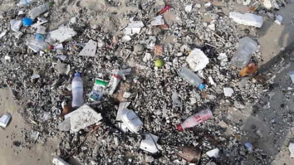 H&agrave;ng chục tấn r&aacute;c bủa v&acirc;y hơn 2 km bờ biển Đ&agrave; Nẵng