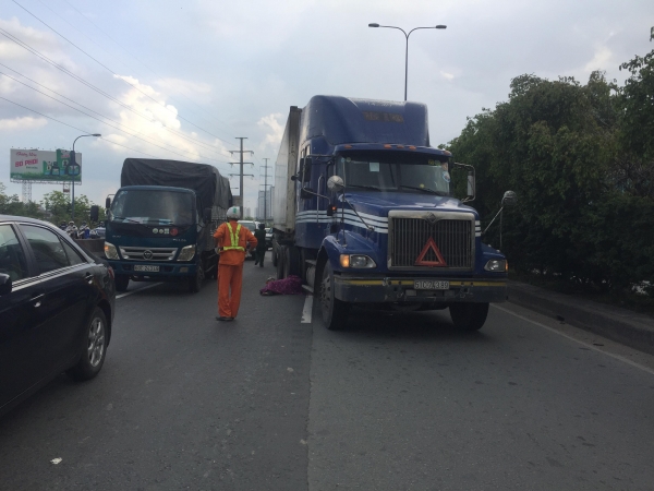 Nghi vấn người đ&agrave;n &ocirc;ng quốc tịch Mỹ lao v&agrave;o xe container tự tử