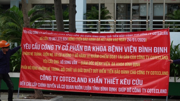 Một bệnh viện lớn ở Bình Định bất ngờ bị căng băng rôn đòi nợ