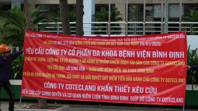 Một bệnh viện lớn ở Bình Định bất ngờ bị căng băng rôn đòi nợ