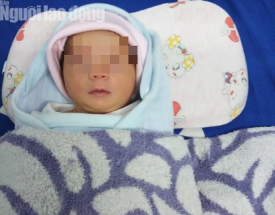 Lại ph&aacute;t hiện b&eacute; trai bụ bẫm c&ograve;n nguy&ecirc;n d&acirc;y rốn bị bỏ rơi ở C&agrave; Mau