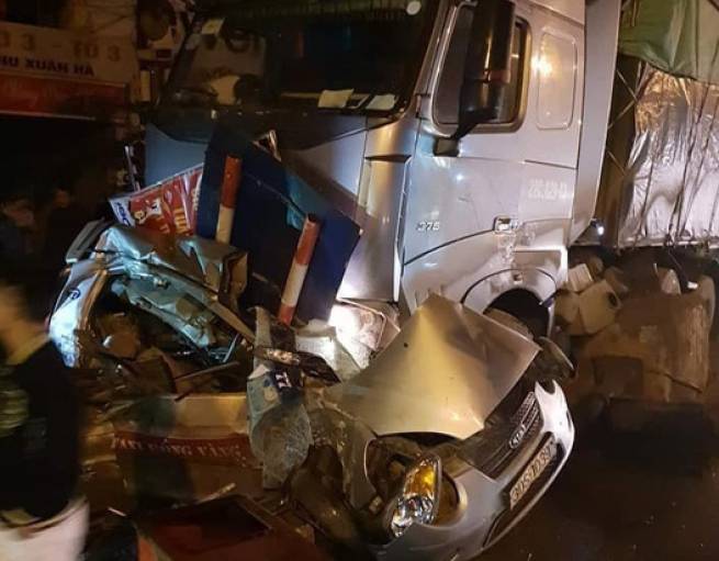 Xe tải hạng nặng t&ocirc;ng taxi bẹp d&uacute;m, d&ugrave;ng m&aacute;y cắt đưa t&agrave;i xế ra ngo&agrave;i