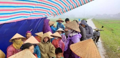 Cận cảnh b&atilde;i r&aacute;c Nam Sơn bị người d&acirc;n chốt chặn suốt nhiều ng&agrave;y