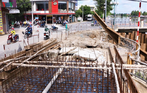 Người dân Sóc Trăng than trời vì &#039;&#039;con đường đau khổ&#039;&#039; suốt 2 năm qua