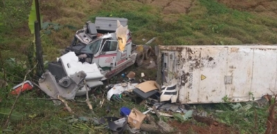 H&uacute;c phải cột điện, xe container nằm n&aacute;t b&eacute;t dưới vực s&acirc;u