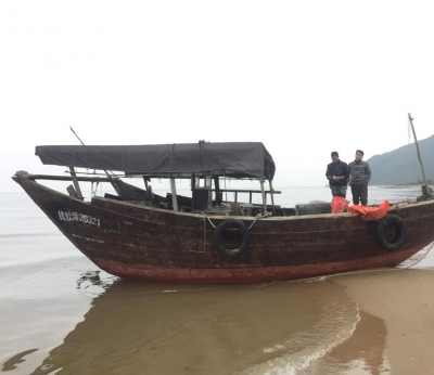 Phát hi&ecirc;̣n tàu nước ngoài kh&ocirc;ng người lái dạt vào bờ bi&ecirc;̉n Hà Tĩnh