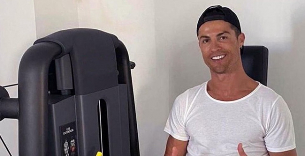 Ronaldo h&agrave;nh động h&agrave;o hiệp tại qu&ecirc; nh&agrave; giữa dịch Covid-19