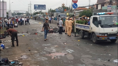 Vụ xe container g&acirc;y tai nạn thảm khốc tại Long An: Ai bồi thường cho nạn nh&acirc;n?