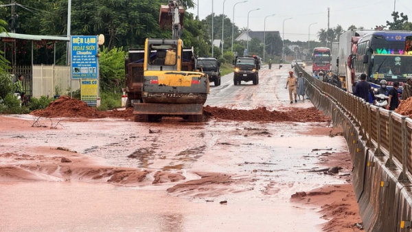 Lũ cát đỏ tràn xuống Quốc lộ 1, giao thông ách tắc