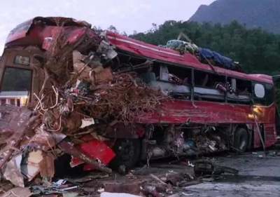 Tai nạn kinh ho&agrave;ng giữa xe kh&aacute;ch v&agrave; xe tải, 3 người chết, 38 người bị thương