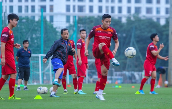 Tuyển Việt Nam - Malaysia: Xếp cửa tr&ecirc;n mới kh&oacute; đ&aacute;