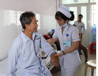 Tho&aacute;t bại liệt nhờ ca phẫu thuật u tủy cột sống k&eacute;o d&agrave;i 3 giờ