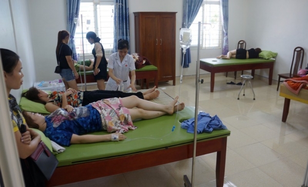 Sau ăn hải sản ở Thanh H&oacute;a, hơn 50 du kh&aacute;ch nhập viện