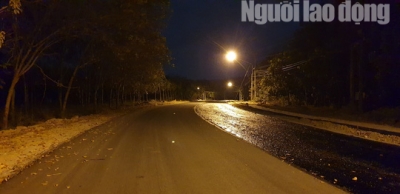 Cha mẹ chết dưới b&aacute;nh xe container, con c&aacute;i ra rừng, ra rẫy ngủ