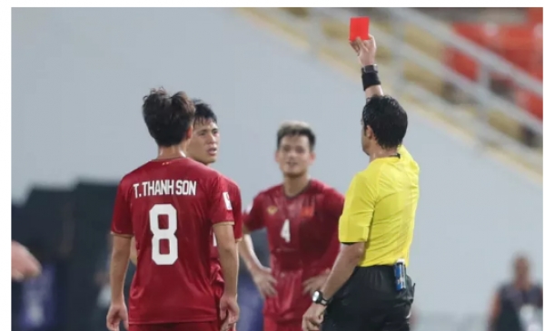 Chơi rất hay nhưng chiếc thẻ đỏ tai hại khiến Đ&igrave;nh Trọng vắng mặt ở v&ograve;ng loại World Cup