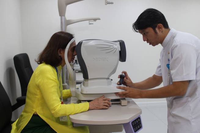 Kh&aacute;m mắt miễn ph&iacute;, hỗ trợ chi ph&iacute; phẫu thuật tật kh&uacute;c xạ cho người d&acirc;n